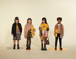 画像：子供四人が並んで立っている様子。４人ともさまざまな服装をしています。