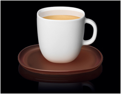 画像：黒の背景に木のお皿、コーヒーカップにカフェオレが入っている様子。